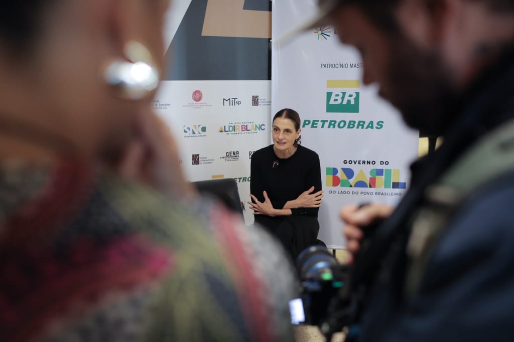 Denise Fraga durante a coletiva de imprensa no FILO 2026, no Cine Teatro Ouro Verde