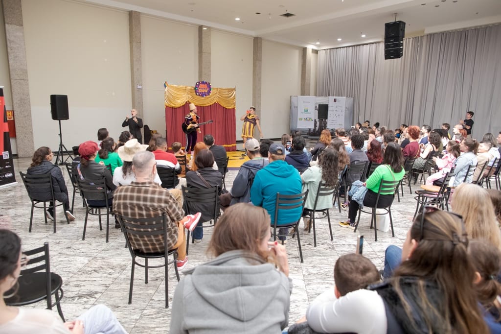 Apresentação do AMMA Circo Show no Shopping Royal Plaza, durante o FILO 2026