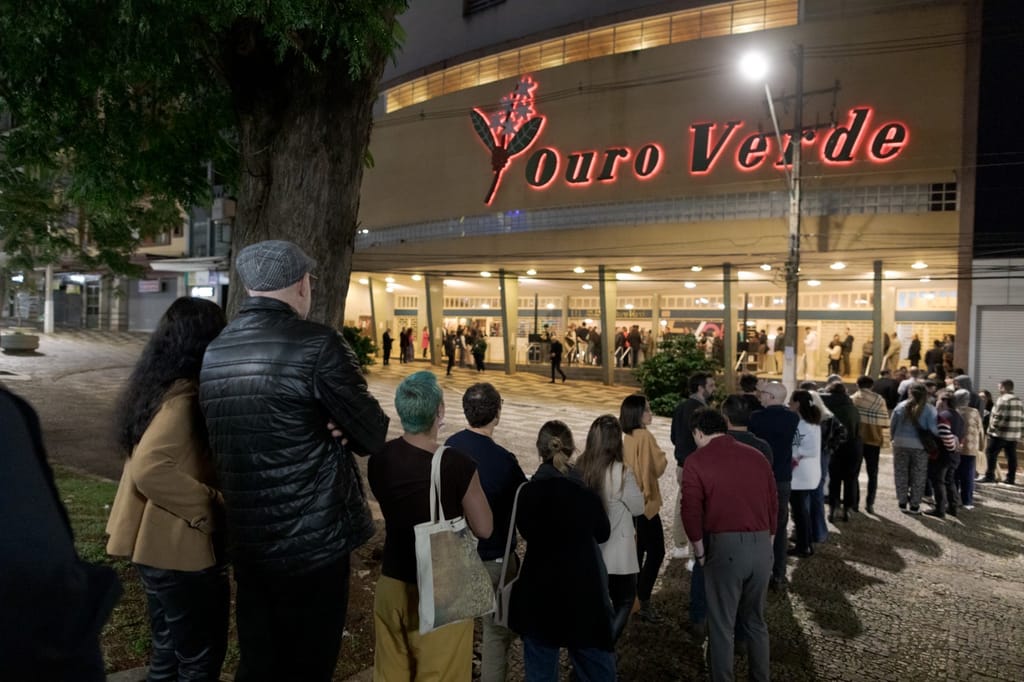 Público na fila em frente ao Cine Teatro Ouro Verde, na abertura do FILO 2026