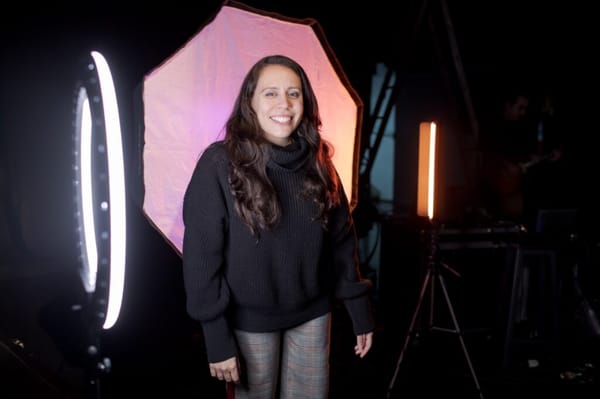 Jéssica Teixeira transforma o estranhamento em criação no premiado espetáculo “Monga”