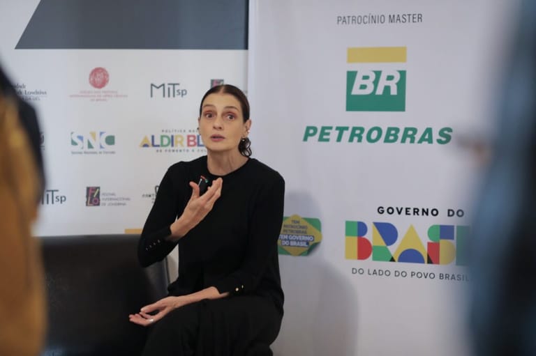 Em coletiva, Denise Fraga exalta a longevidade do FILO